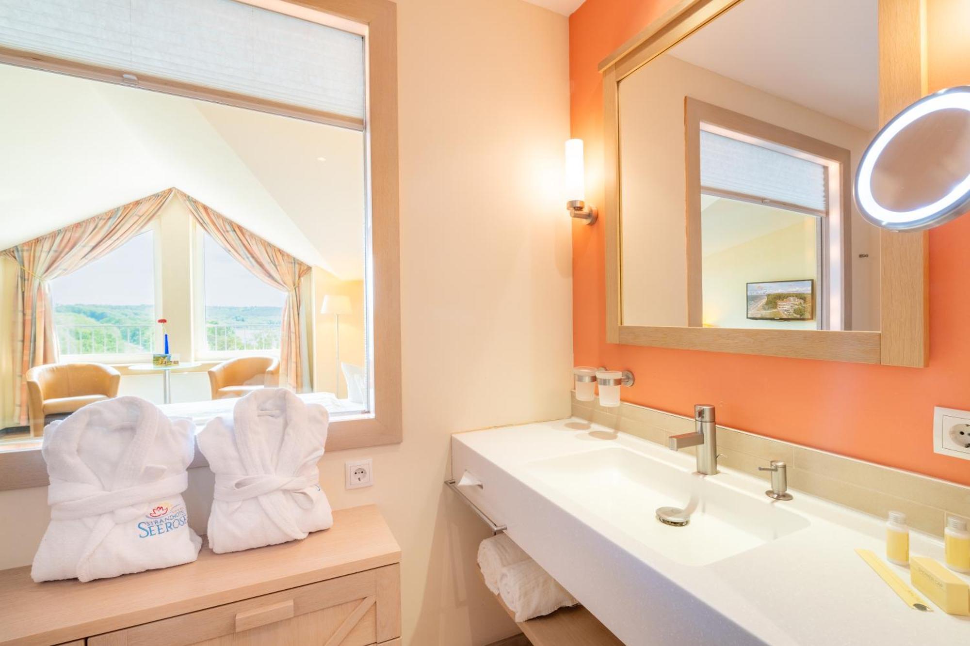 Strandhotel Seerose Kölpinsee Екстериор снимка