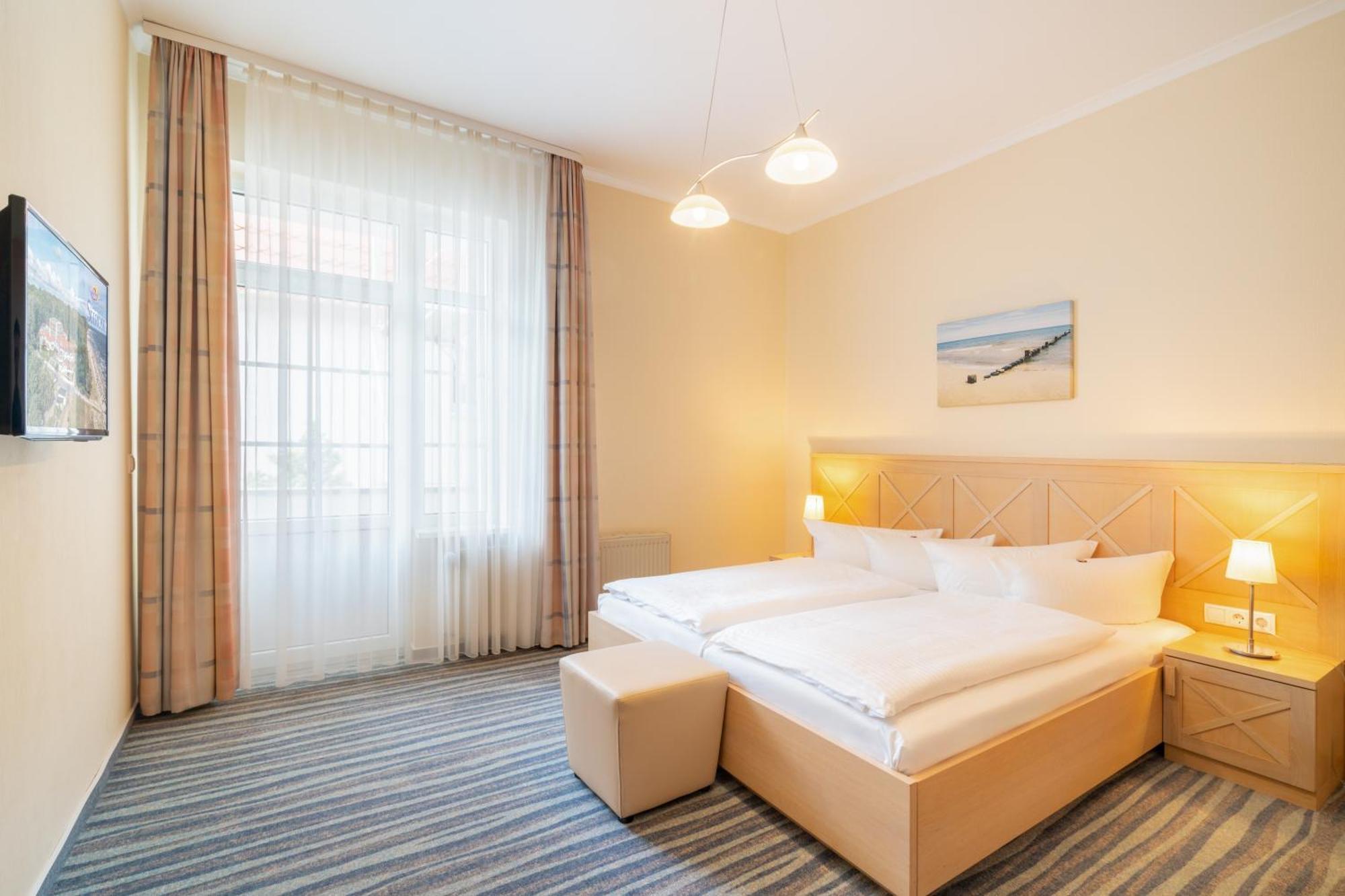 Strandhotel Seerose Kölpinsee Екстериор снимка