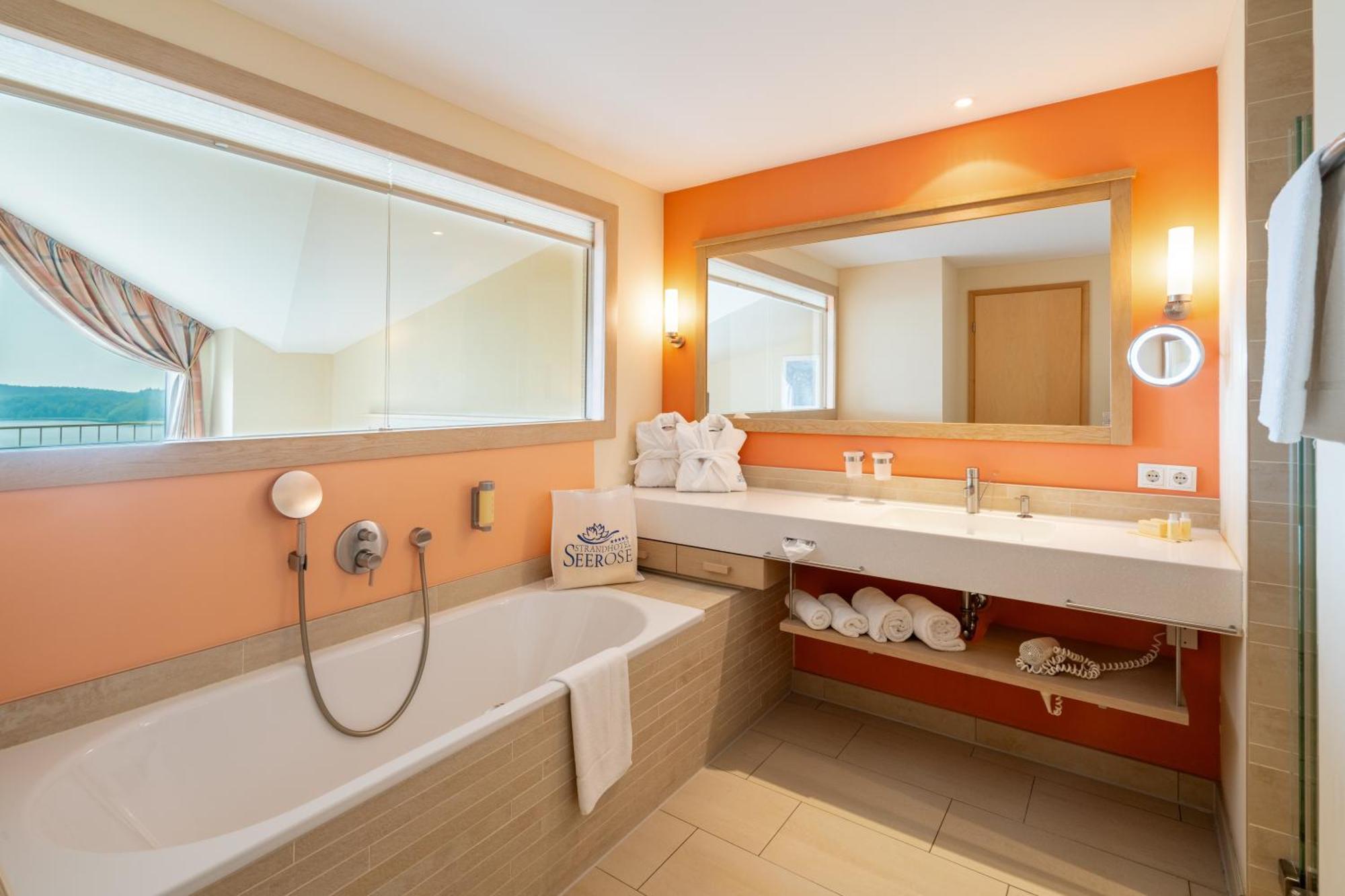 Strandhotel Seerose Kölpinsee Екстериор снимка