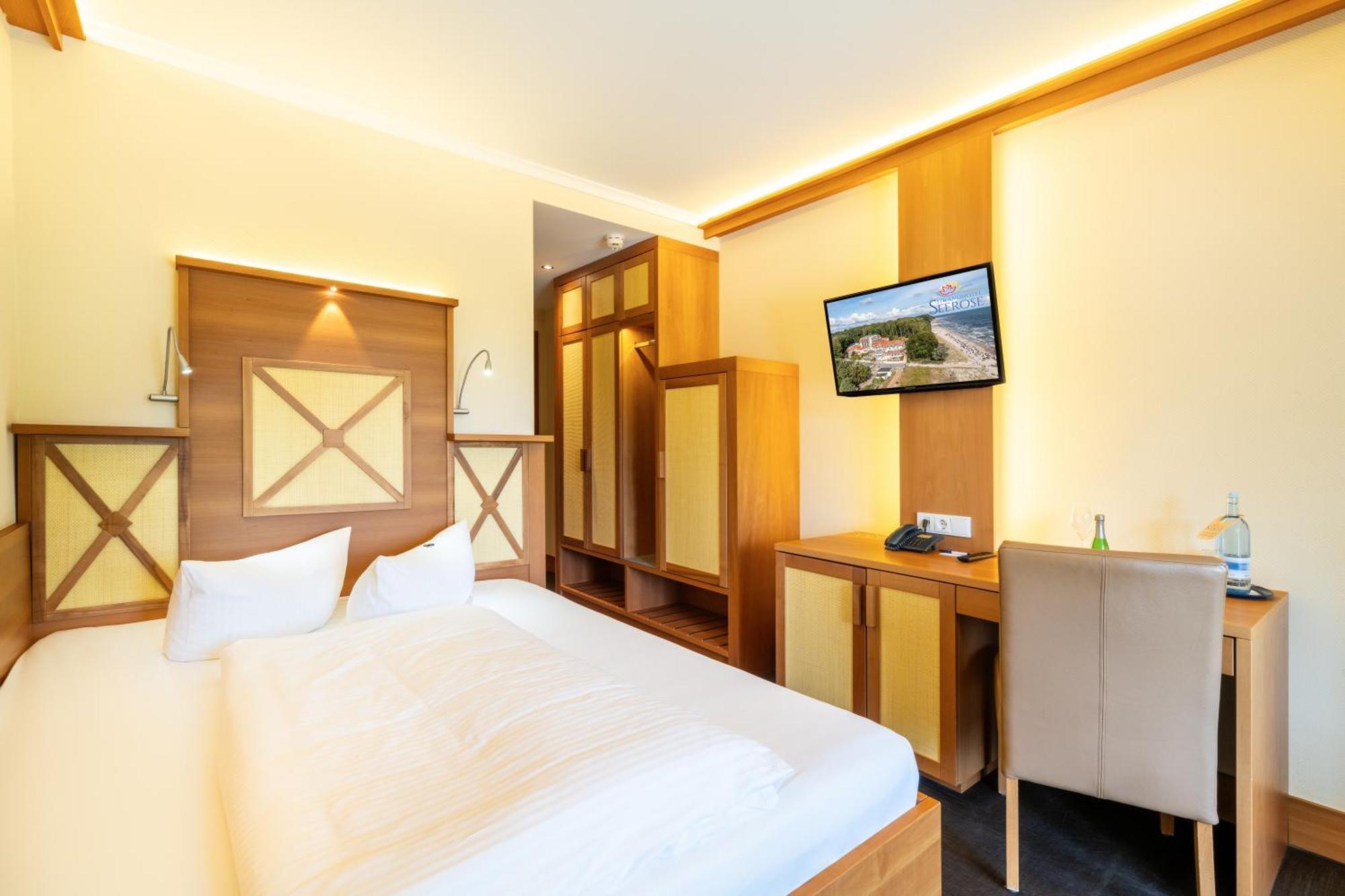 Strandhotel Seerose Kölpinsee Екстериор снимка